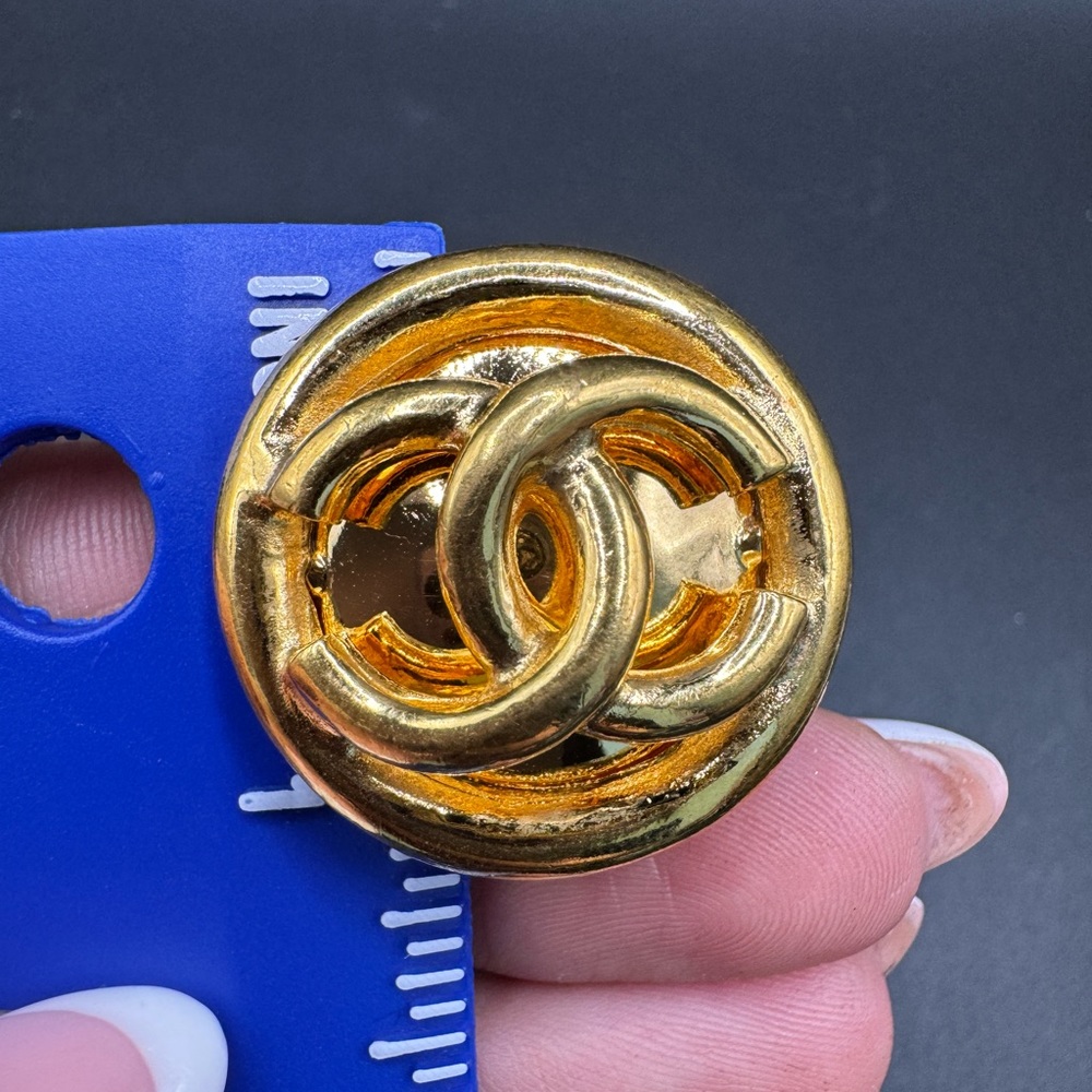 ❗️FINAL PRICE❗️LOT 785 RARE 24K gold plated Chanel vintage clip on earrings - Picture 7 of 11